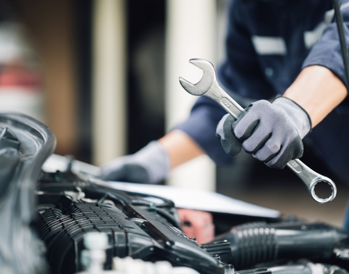 Mécanicien réalisant l’entretien d’un véhicule chez Ecopneu