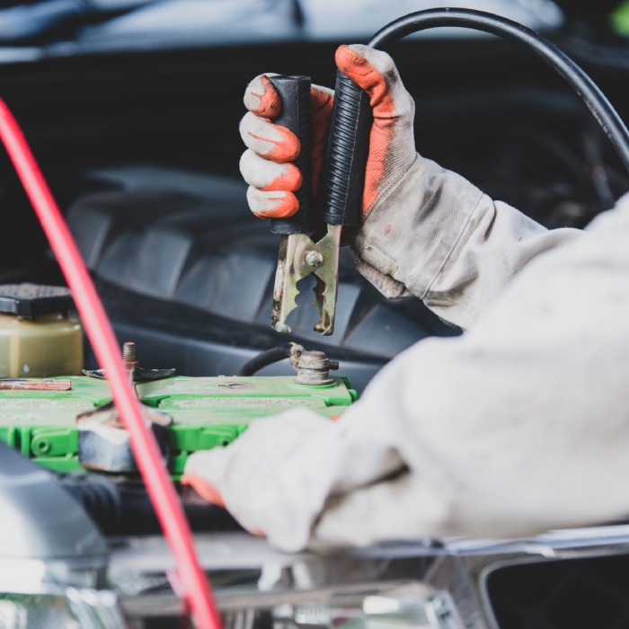 Remplacement de batterie voiture par un technicien dans le garage Ecopneu