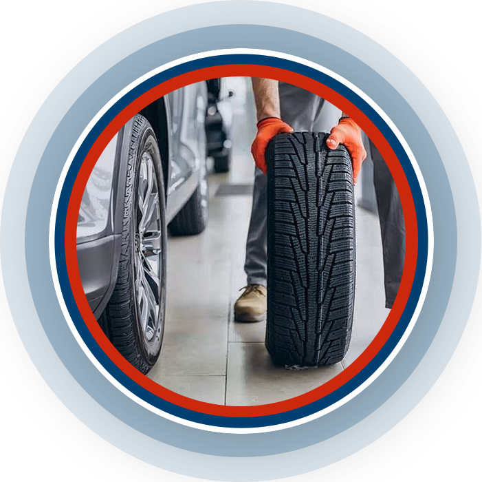 Technicien manipulant un pneu neuf dans le garage Ecopneu